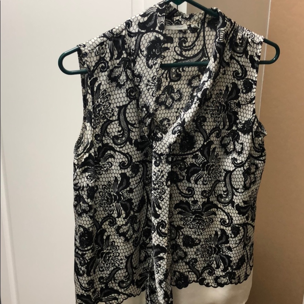 Black white flower top